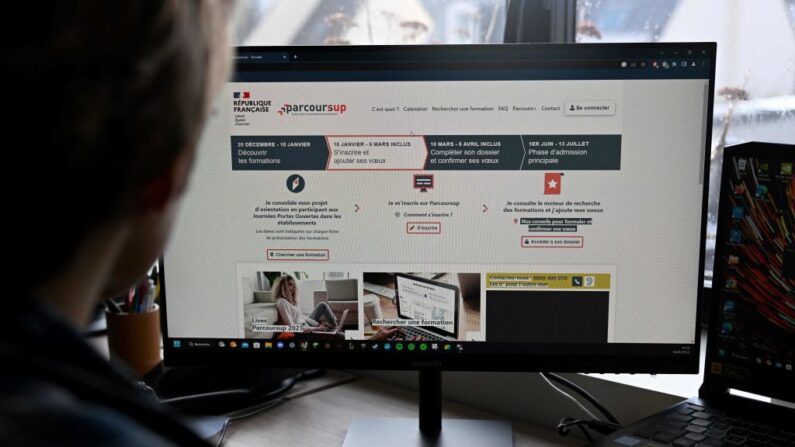 Cette photographie, prise le 18 janvier 2023, montre une page du site de « Parcoursup », portail web de service public sur lequel les étudiants peuvent postuler dans les universités françaises et autres établissements d'enseignement supérieur, le premier jour des inscriptions sur le post- plateforme d'admission au bac, à Rennes, dans l'ouest de la France. (Photo de DAMIEN MEYER/AFP via Getty Images)