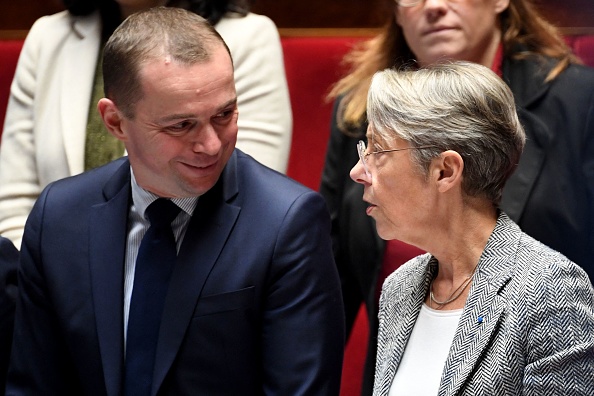 Olivier Dussopt (à g.) et Élisabeth Borne (à d.) ont mis en avant la revalorisation des petites retraites pour présenter leur projet de réforme comme un « progrès social ». (BERTRAND GUAY/AFP via Getty Images)