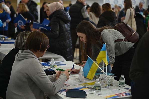 Des réfugiés ukrainiens participent à un salon de l'emploi dans le quartier de Brooklyn à New York, le 01 février 2023. (ANGELA WEISS/AFP via Getty Images)