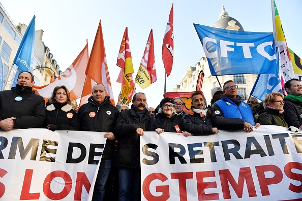 La mobilisation sociale contre la réforme des retraites est structurée par un ensemble d’organisations syndicales qui font preuve d’unité pour la première fois depuis 2010. (JULIEN DE ROSA/AFP via Getty Images)