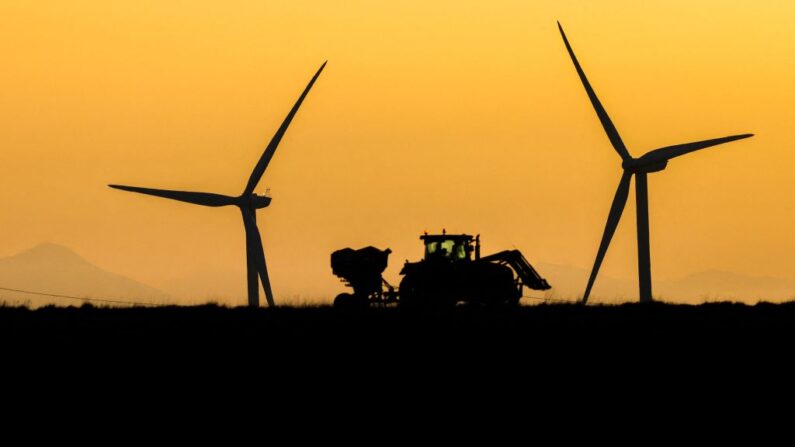 Éoliennes à Calmont dans le sud-ouest de la France, le 20 février 2023. (Photo par CHARLY TRIBALLEAU/AFP via Getty Images)