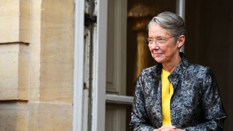 La Première ministre française, Élisabeth Borne, se prépare à recevoir l'intersyndicale le 5 avril 2023. (Photo ALAIN JOCARD/AFP via Getty Images)