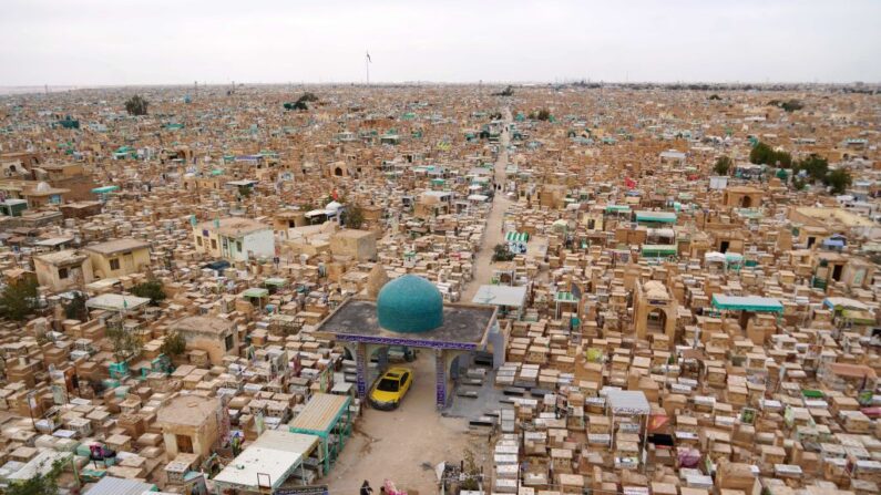 Cimetière de Wadi-al-Salam dans la ville sainte de Najaf, en Irak. (Photo de QASSEM AL-KAABI/AFP via Getty Images)