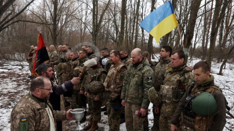 Un prêtre militaire orthodoxe ukrainien bénit des artilleurs près de la ligne de front, en pleine invasion russe de l'Ukraine. (Photo ANATOLII STEPANOV/AFP via Getty Images)