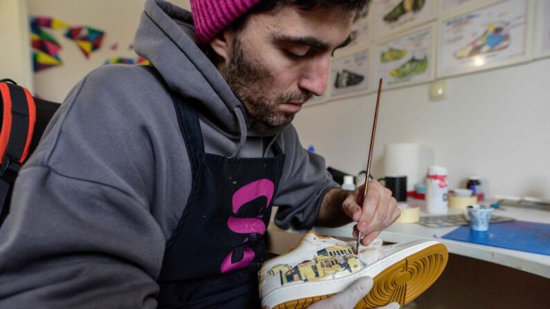 Satja Grabulovski travaille sur de nouvelles baskets dans son atelier à Skopje, le 7 février 2023. (Photo par ROBERT ATANASOVSKI/AFP via Getty Images)