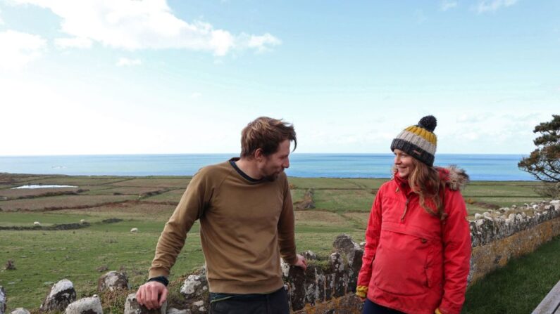 Les résidents d'Ynys Enlli, ou île de Bardsey, Mari Huws (à dte) et Emyr Owen (à gch). (Photo by LAURIE CHURCHMAN/AFP via Getty Images)