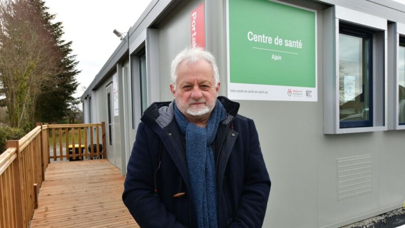 Le maire d'Ajain, Guy Rochon, pose devant le centre de santé. La petite ville d'Ajain a eu du mal à trouver un remplaçant. 40 praticiens de toute la France se relaient pour des gardes d'une semaine au centre médical de la ville, sans engagement à plein temps. (Photo de PASCAL LACHENAUD/AFP via Getty Images)