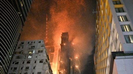 Spectaculaire incendie d’un gratte-ciel en construction à Hong Kong