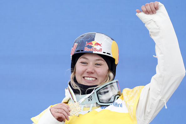 Tess Ledeux remporte la médaille d'or lors des Championnats du monde de snowboard FIS Big Air hommes et femmes, le 4 mars 2023 à Bakuriani, en Géorgie.   (Alexis Boichard/Agence Zoom/Getty Images)