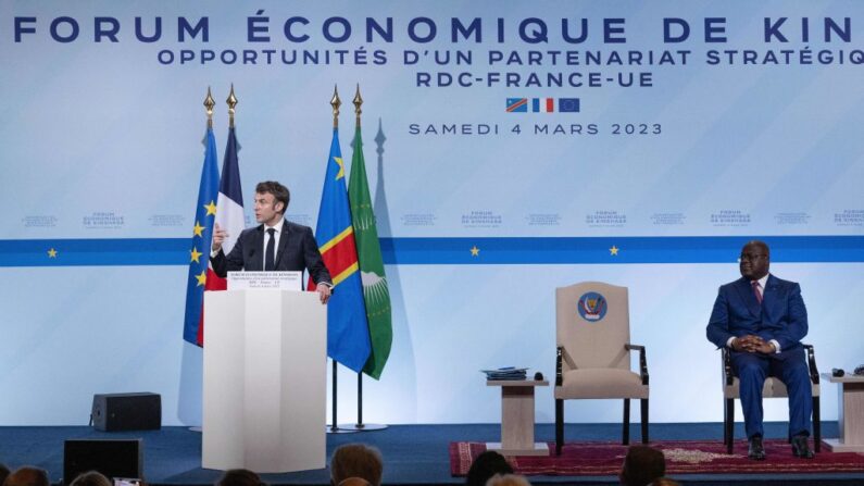 Le Président français Emmanuel Macron (à g.) à Kinshasa, le 4 mars 2023. (Photo by JACQUES WITT/POOL/AFP via Getty Images)