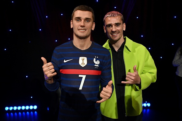 Antoine Griezmann pose lors de la cérémonie d'inauguration de sa statue de cire au musée Grévin à Paris, le 6 mars 2023.   (CHRISTOPHE ARCHAMBAULT/AFP via Getty Images)