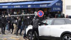 Manifestation à Paris: le SUV d’un médecin en intervention a été dégradé par des black blocs