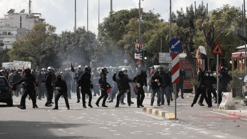 De la colère, de la violence et des heurts entre manifestants et policiers, pendant la grève générale de 24 heures à Patras en Grèce hier, pour protester contre les conditions qui ont conduit à la tragédie de la collision entre deux trains le 28 février dernier. (Photo de MENELAOS MICHALATOS/SOOC/AFP via Getty Images)