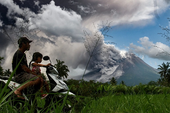 Une épaisse fumée s'élève lors d'une éruption du Mont Merapi, le volcan indonésien le plus actif, vue depuis le village de Tunggularum à Sleman, le 11 mars 2023. (DEVI RAHMAN/AFP via Getty Images)