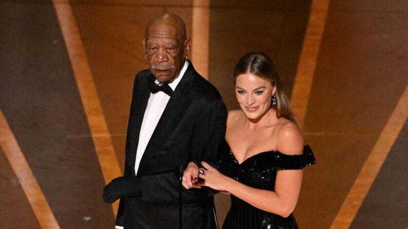 Morgan Freeman et Margot Robbie au théâtre Dolby à Hollywood, en Californie, le 12 mars 2023. (Photo: PATRICK T. FALLON/AFP via Getty Images)