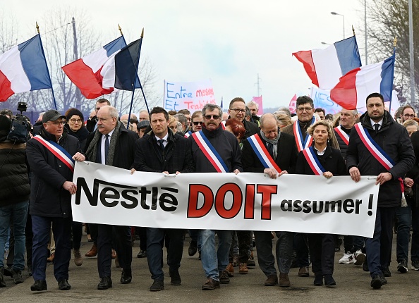 Des représentants de la mairie et des employés de l'usine Buitoni. (FRANÇOIS LO PRESTI/AFP via Getty Images)