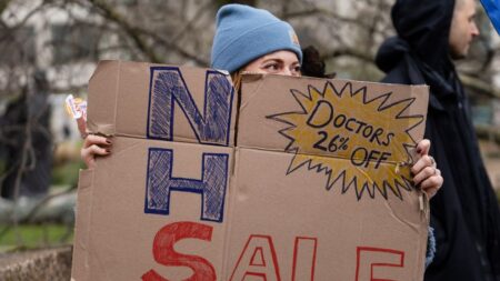 Des dizaines de milliers de médecins en grève dans les hôpitaux britanniques