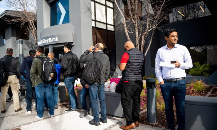 File d'attente devant le siège de la Silicon Valley Bank à Santa Clara, en Californie, le 13 mars 2023. (Noah Berger/AFP via Getty Images)