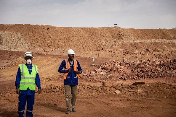 La décharge résiduelle partiellement recouverte d'argile de la mine Cominak près d'Arlit, le 8 mars 2023. (OLYMPIA DE MAISMONT / AFP) (Photo by OLYMPIA DE MAISMONT/AFP via Getty Images)