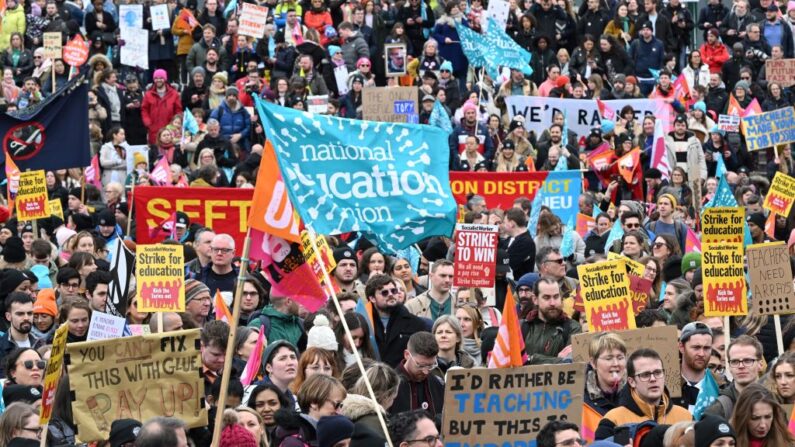 Les secteurs privés et publics britanniques réclament depuis longtemps une hausse des salaires. (Photo JUSTIN TALLIS/AFP via Getty Images)