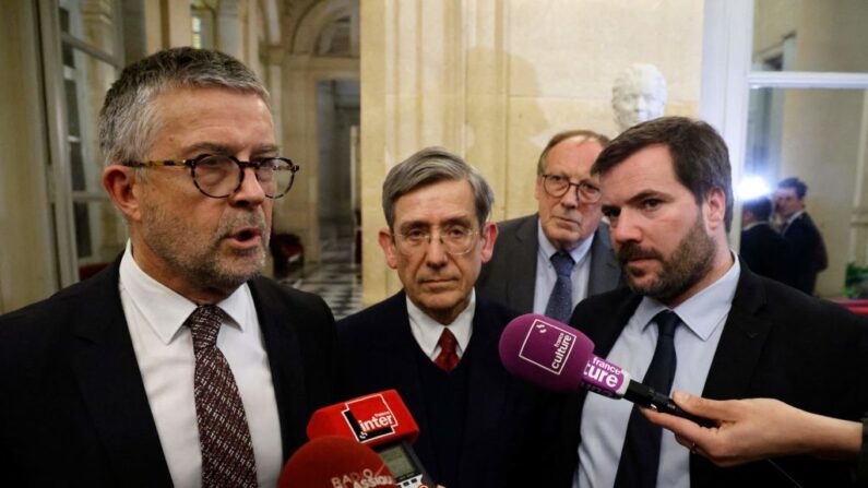 Le président du groupe "Libertés, Indépendants, Outre-mer et Territoires" (Liot) Bertrand Pancher (à g.). (Photo by LUDOVIC MARIN/AFP via Getty Images)