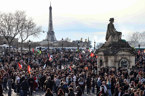 À l'appel notamment d'organisations de jeunesse, plusieurs milliers de personnes se sont massées place de la Concorde jeudi 16 mars en début de soirée. (THOMAS SAMSON/AFP via Getty Images)