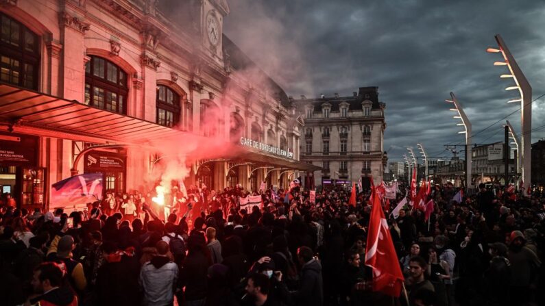 Le gouvernement va faire face à des motions de censure au parlement et à une intensification des manifestations après avoir imposé une réforme controversée des retraites sans vote de la chambre basse. (Photo PHILIPPE LOPEZ/AFP via Getty Images)