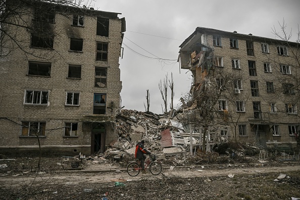 Un immeuble d'habitation détruit après une attaque russe dans la ville d'Avdiivka, dans l'est de l'Ukraine, le 18 mars 2023. (ARIS MESSINIS/AFP via Getty Images)