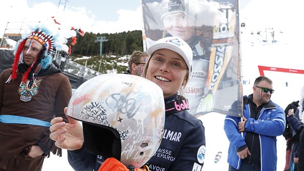 Tessa Worley, de l'équipe de France, célèbre sa dernière course lors des finales de la Coupe du monde Audi FIS de ski alpin en slalom géant, le 19 mars 2023 à Soldeu, Andorre. (Photo par Alexis Boichard/Agence Zoom/Getty Images)