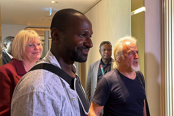 Le journaliste français Olivier Dubois et l'humanitaire américain Jeffery Woodke. (SOULEYMANE AG ANARA/AFP via Getty Images)