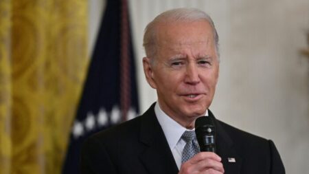 Joe Biden signe un projet de loi visant à déclassifier les renseignements sur les origines du Covid concernant le laboratoire de virologie de Wuhan