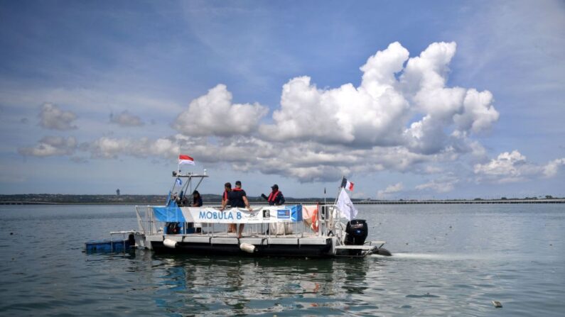 Le bateau Mobula 8 nettoyeur de déchets plastiques, en Indonésie, le 21 mars 2023. (Photo SONNY TUMBELAKA/AFP via Getty Images)