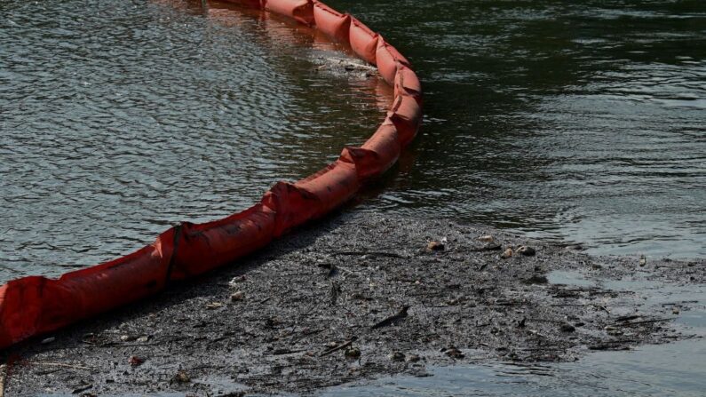 Un barrage anti-pollution empêche les déchets imbibés de pétrole de pénétrer dans la rivière Casiligan à Pola, Oriental Mindoro, le 21 mars 2023. (Photo JAM STA ROSA/AFP via Getty Images)