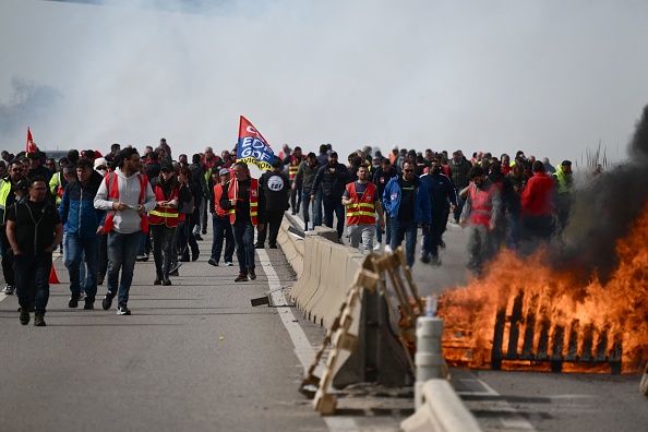 Un des principaux facteurs de construction d’une situation critique est l’émergence nationale de mobilisations multisectorielles. Ici au dépôt pétrolier de Fos-sur-Mer, près de Marseille, le 21 mars 2023. (CHRISTOPHE SIMON/AFP via Getty Images)