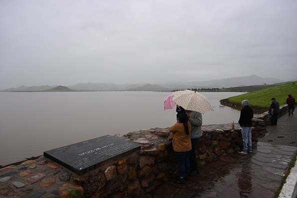 Un bassin d'eau derrière le barrage Schafer forme le lac Success sur la rivière Tule, lors d'une tempête hivernale dans le Tulare, en Californie, le 21 mars 2023. (PATRICK T. FALLON/AFP via Getty Images)