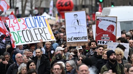 Le 49.3, le président, l’Assemblée, la rue et les symptômes persistants d’un régime malade