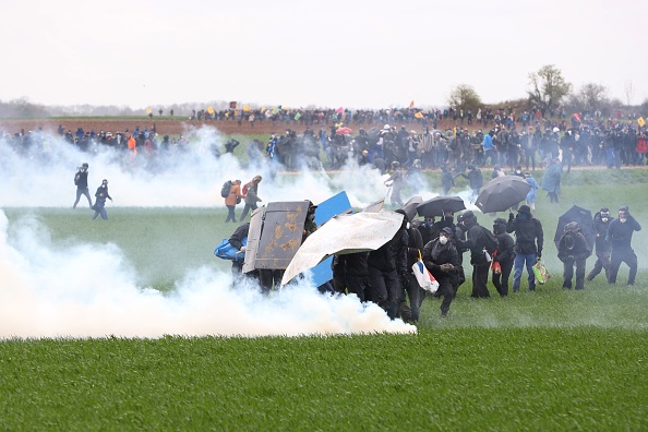 Des heurts ont éclaté près de la bassine de Sainte-Soline où des milliers de manifestants sont rassemblés le 25 mars 2023.  (Photo YOHAN BONNET/AFP via Getty Images)