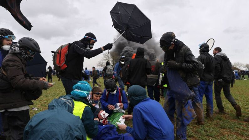 À l’issue de violents affrontements samedi entre manifestants et forces de l’ordre, le pronostic vital d’un homme de 30 ans est engagé selon le parquet de Niort. (THIBAUD MORITZ/AFP via Getty Images)