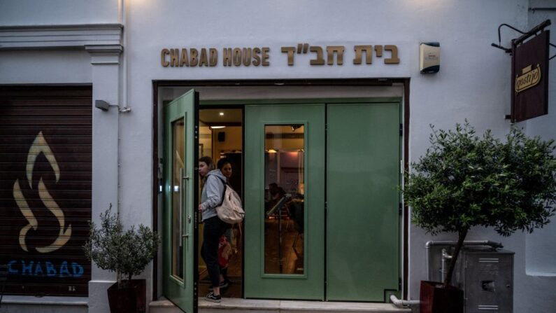 La police grecque a arrêté deux jeunes Pakistanais d'origine iranienne qui planifiaient des attaques antisémites dans le centre d'Athènes. Une synagogue et un restaurant juif étaient pris pour cible. (Photo ANGELOS TZORTZINIS/AFP via Getty Images)