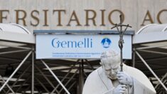 Le pape François, hospitalisé à Rome, a passé «une bonne nuit»