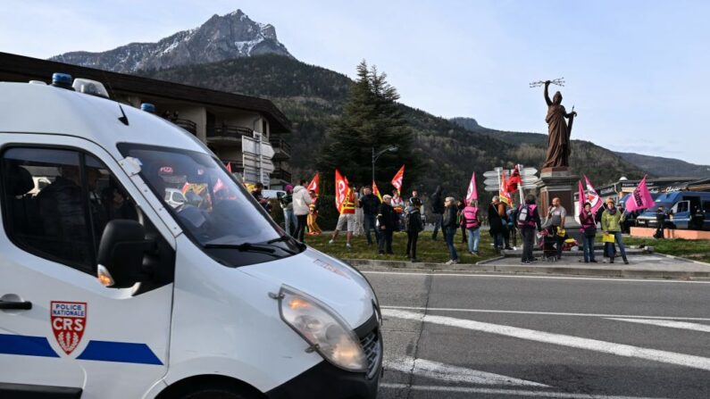 Des manifestants se sont rassemblés avant la visite du président français Emmanuel Macron pour présenter le «plan eau», à Savines-le-Lac le 30 mars 2023. (Photo NICOLAS TUCAT/AFP via Getty Images)