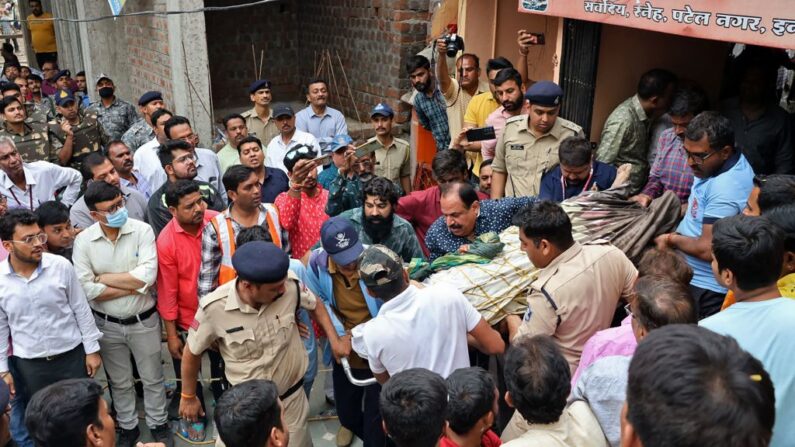 Des secouristes et des agents de sécurité interviennent après l'effondrement du plancher d'un puits dans un temple d'Indore, le 30 mars 2023. (Photo-/AFP via Getty Images)