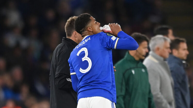 Le match est interrompu pour permettre à Wesley Fofana de Leicester City de rompre le jeûne pendant le Ramadan lors du match de la première étape de la demi-finale de l'UEFA Conference League entre Leicester City et l'AS Roma au King Power Stadium le 28 avril 2022 à Leicester, Angleterre. (Photo: Michael Regan/Getty Images)