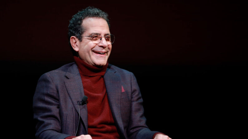 Tony Shalhoub, le 16 novembre 2022, à New York. (Photo: Jason Mendez/Getty Images)