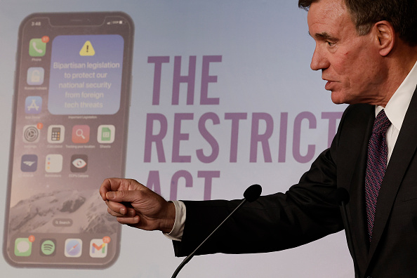 Mark Warner, membre du Comité sénatorial spécial sur le renseignement, présente la loi "Restrict Act" de l'interdiction de TikTok, le 7 mars 2023 à Washington. (Chip Somodevilla/Getty Images)