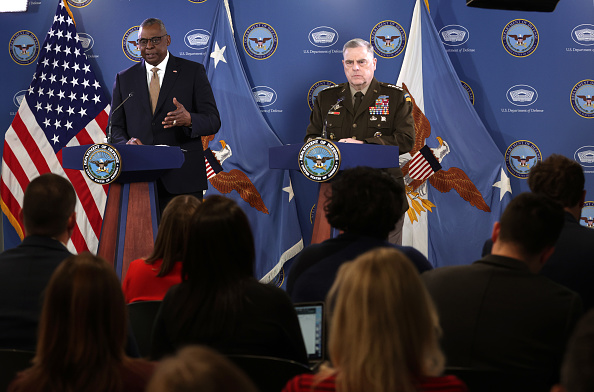 Le secrétaire américain à la Défense, Lloyd Austin (à g.) et le chef d'état-major américain, le général Mark Milley lors d'une conférence de presse au Pentagone, le 15 mars 2023, à Arlington, en Virginie. (Alex Wong/Getty Images)