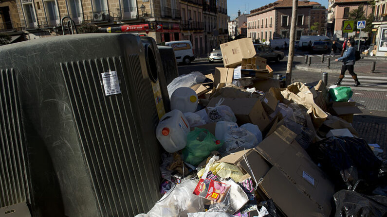 Les éboueurs continuent le mouvement de grève contre la réforme des retraites. (PIERRE-PHILIPPE MARCOU/AFP via Getty Images)