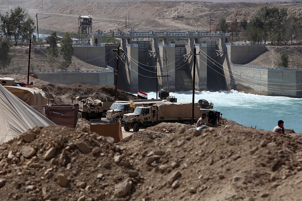 Devant un barrage sur l'Euphrate en 2015 à Garma, à l'ouest de la capitale irakienne Bagdad. (AHMAD AL-RUBAYE/AFP via Getty Images)