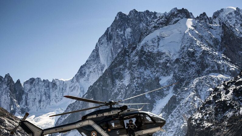 Ce dimanche 5 mars, un base jumper chilien est mort en sautant d’une falaise au niveau du rocher de la Grande Parei, près de Tignes, en Savoie. (Photo  JEFF PACHOUD/AFP via Getty Images)