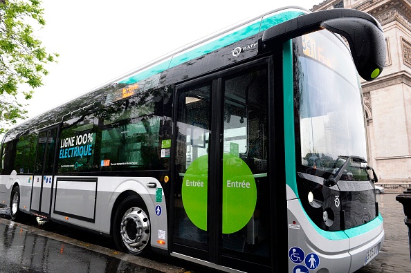 Les transports parisiens ont connu un automne relativement sombres, notamment sur les réseaux de bus, ce qui donne lieu à une campagne de remboursement partiel du pass Navigo. (ÉRIC PIERMONT/AFP via Getty Images)